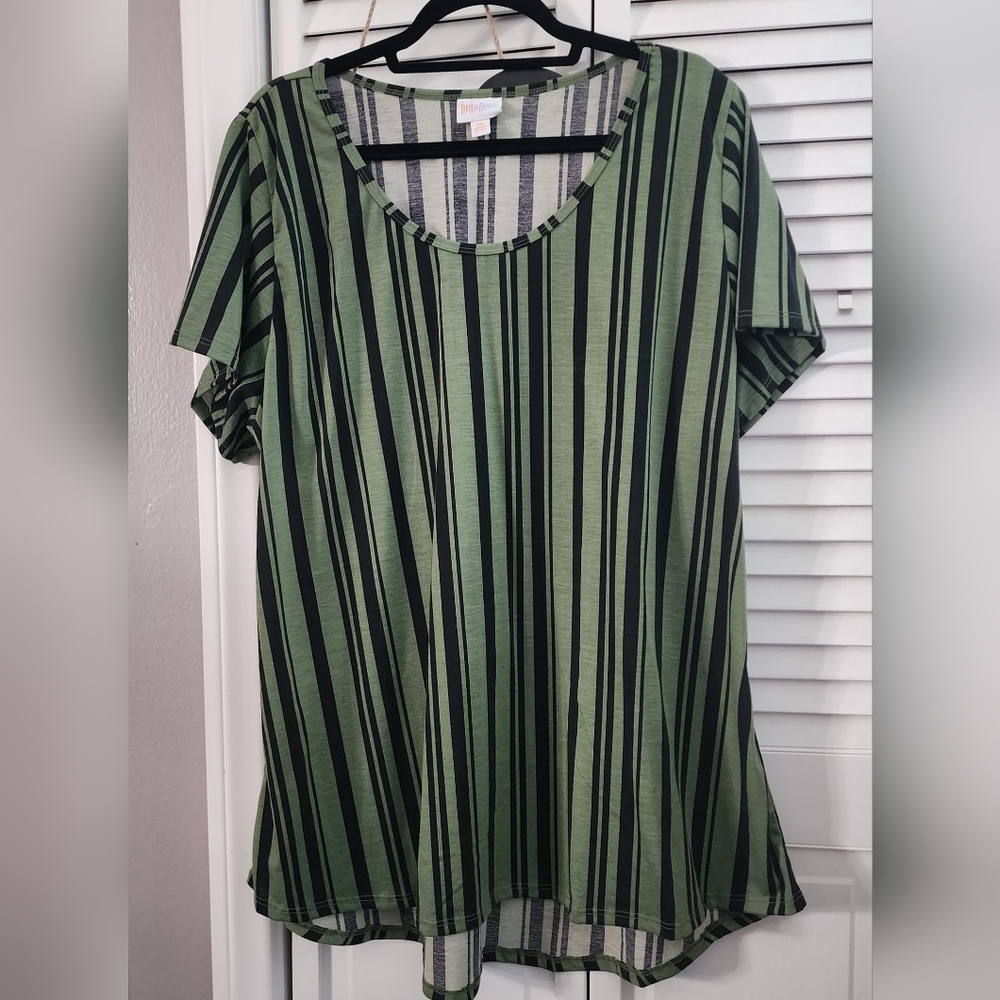 LuLaRoe Green Tunic with Short Sleeves